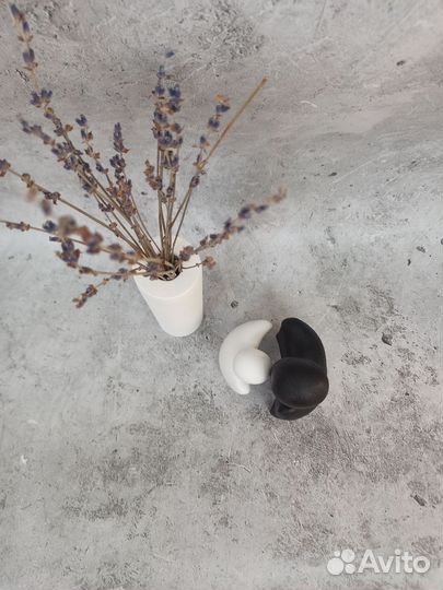 Ваза и статуэтка влюблённые