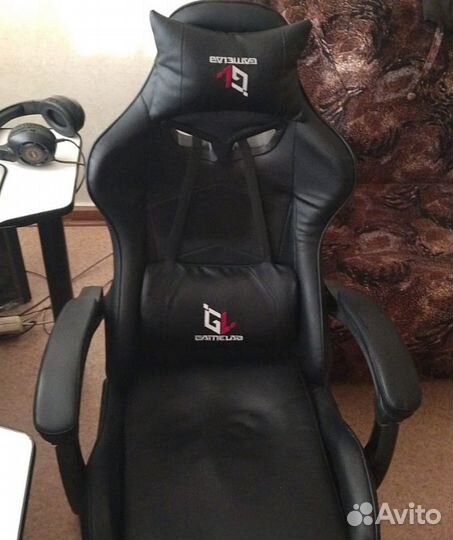 Компьютерное кресло и стол