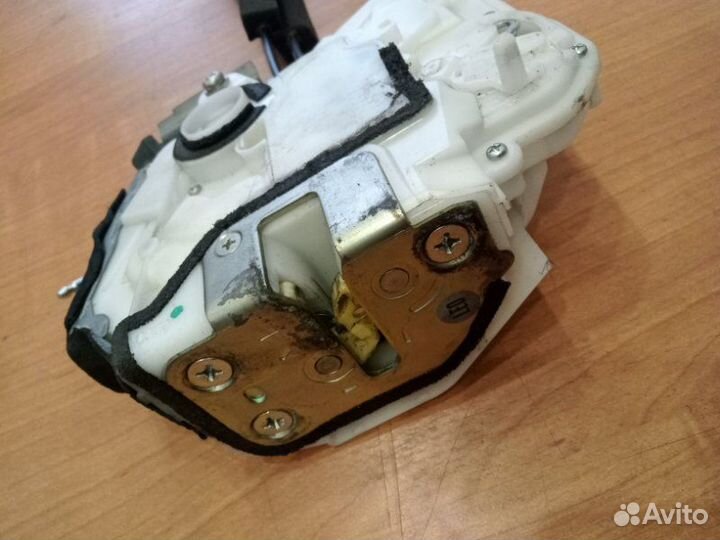 Замок двери задний левый Honda Accord седан R20A3