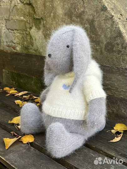 Игрушка заяц вязаный