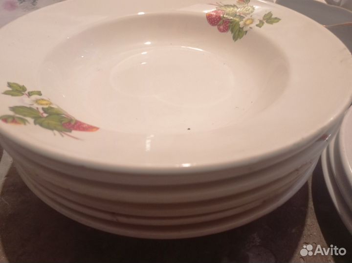 Посуда набором, супница, тарелки разные