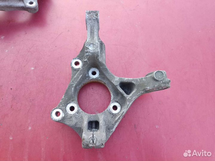 Кулак передний Opel Astra J