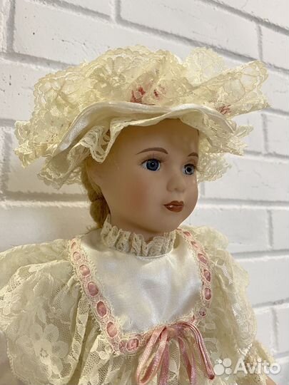 Кукла фарфоровая коллекционная 42см на подставке