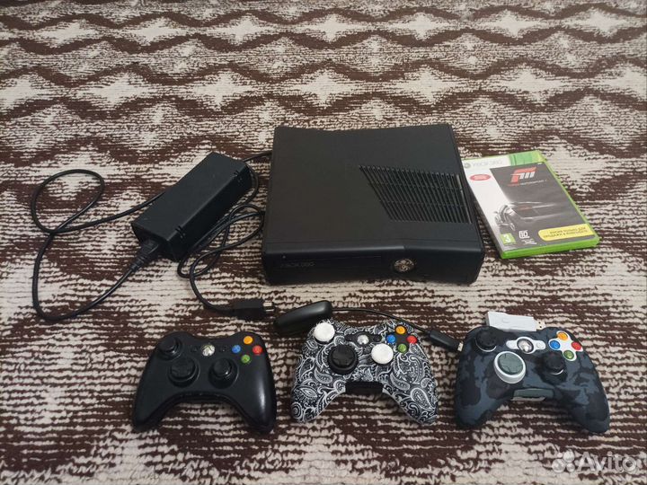Xbox 360 + 3 геймпада и игра