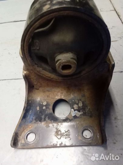 Крепление подушки МКПП на nissan Primera p12