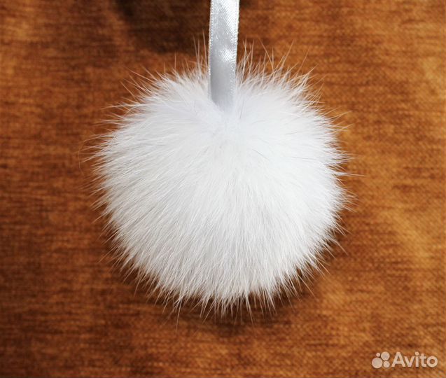Помпоны из песца белые