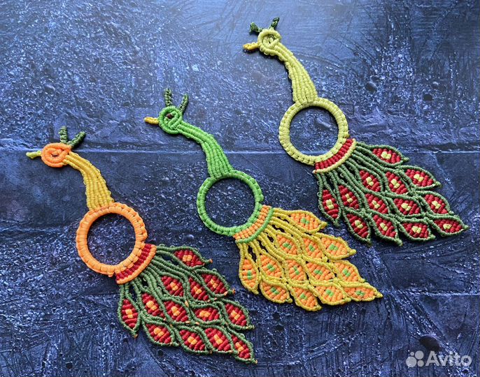 Брошь в стиле микромакраме