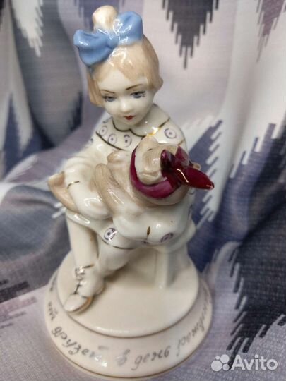 Статуэтка фарфоровая