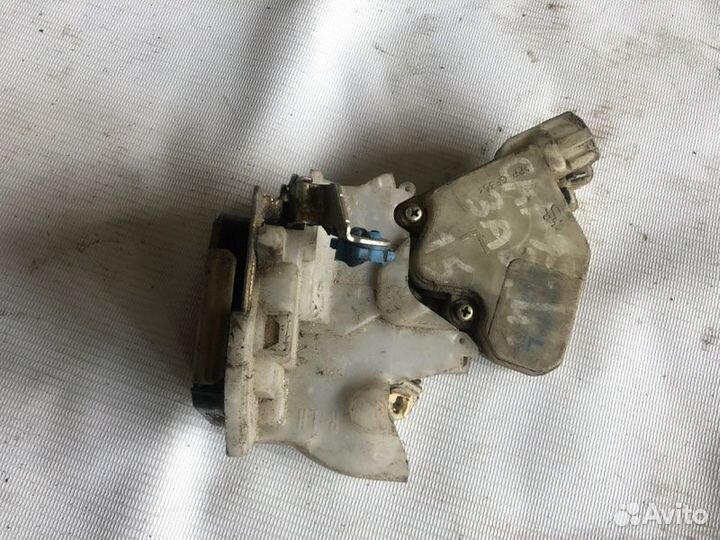 Замок двери задний левый Nissan Sunny FB15 QG15DE