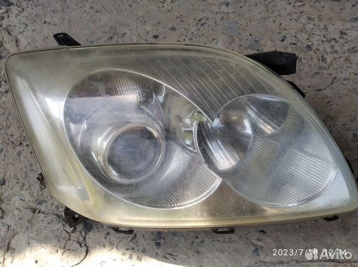 Фары на toyota avensis