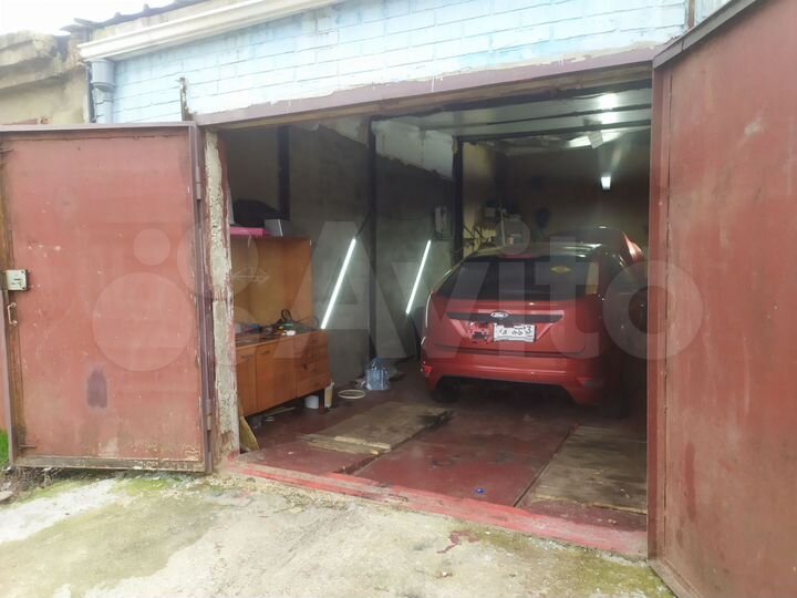 Гараж, > 30 м²