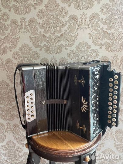 Гармонь старинная деревянная