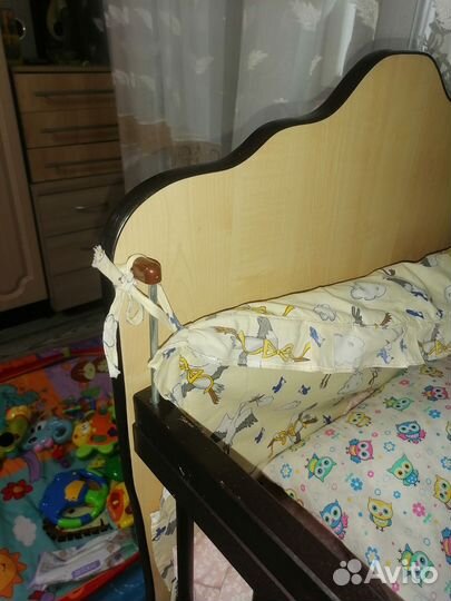 Детская кроватка с маятником и ящиком