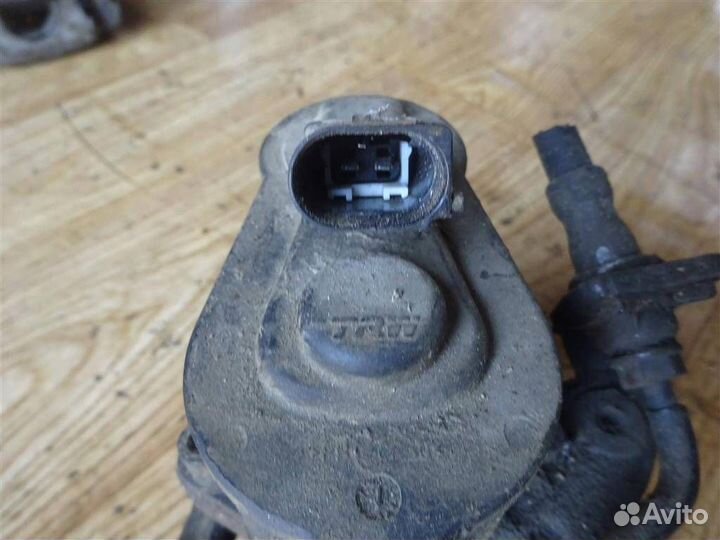 Суппорт задний левый Volkswagen Passat B6 2005