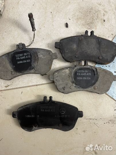 Тормозные колодки (цена за 4шт) mercedes E212