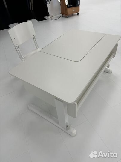 Школьная парта и стул