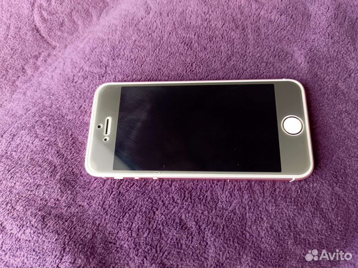 Телефон iPhone SE