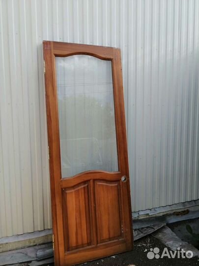 Дверь деревянная с большим стеклом