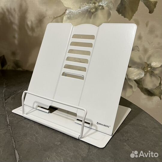 Металлическая подставка для книг