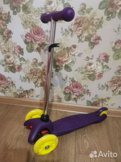 Самокат новый 3-х колесный со светящимися колесами