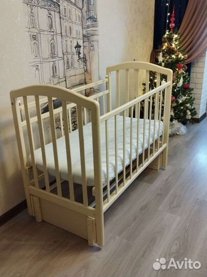 Детская кроватка с маятником