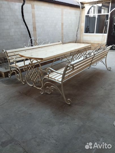 Садовая кованная мебель, стол со скамейками