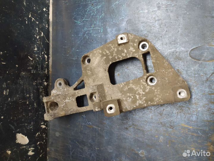 Кронштейн генератора Volkswagen Golf V