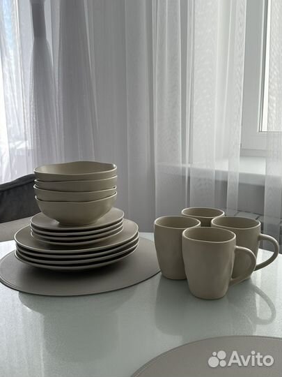 Набор посуды (тарелки, кружки) на 4 персоны