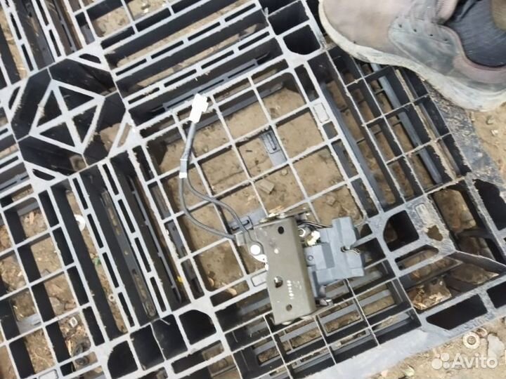 Замок крышки багажника Toyota Soarer UZZ40 3uzfe