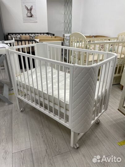 Кроватка для новорождённого на маятнике с колесами