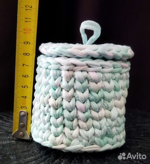 Вязанная корзинка из трикотажной пряжи