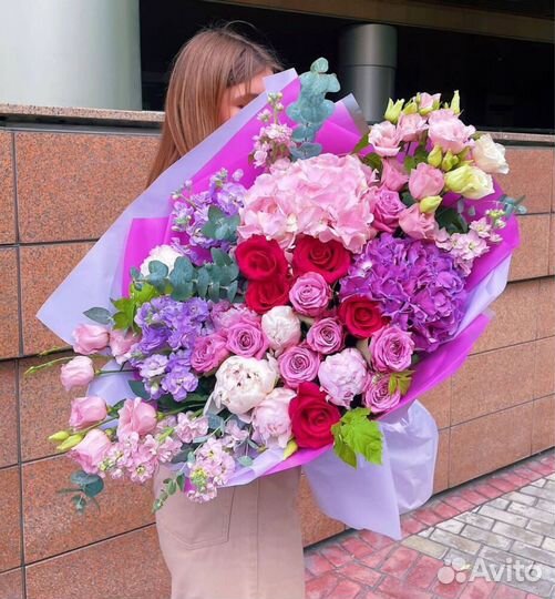 Яркие букеты из роз и гортензий. Доставка