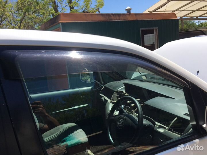 Ветровик передний Noah Voxy 60 2002