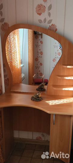 Трюмо с зеркалом