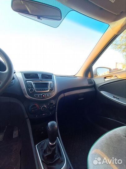 Hyundai Solaris 1.4 МТ, 2016, битый, 98 118 км