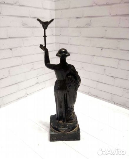 Статуэтка девушка с голубем