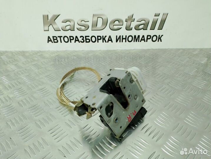 Замок боковой двери передний правый Audi A4 B5 APT