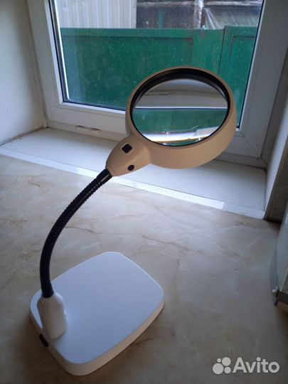 Лампа настольная с линзой 5-кратного увеличения