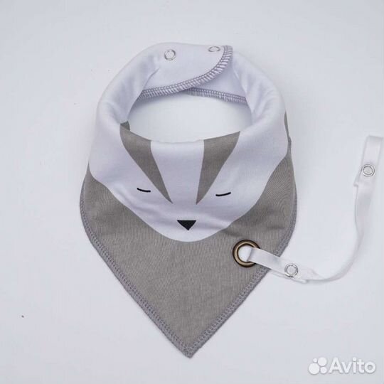 Трехслойный нагрудник-слюнявчик с держателем