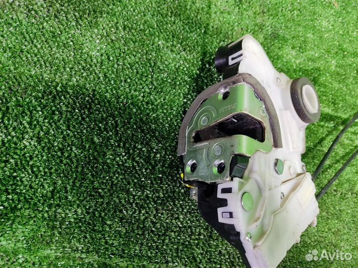 Замок двери передней левой Toyota Yaris P90 2010