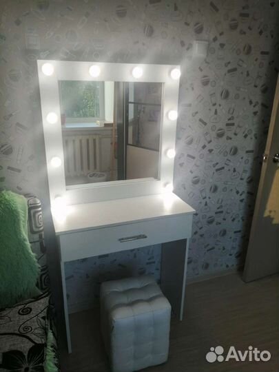 Туалетный столик для макияжа