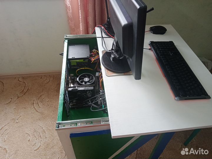Компьютерный стол со встроенным компьютером