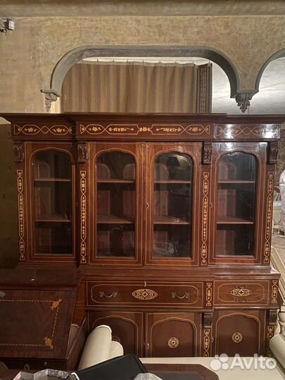 Старинный антикварный шкаф буфет