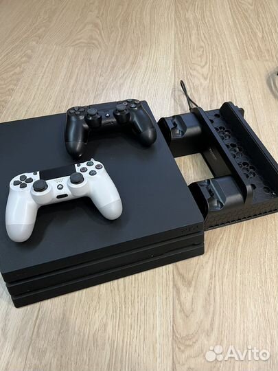Sony playstation 4 PS4 pro 1tb(почти новый)