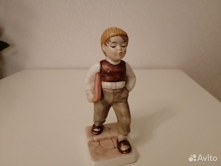 Фарфоровая статуэтка мальчик/дети Goebel Germany