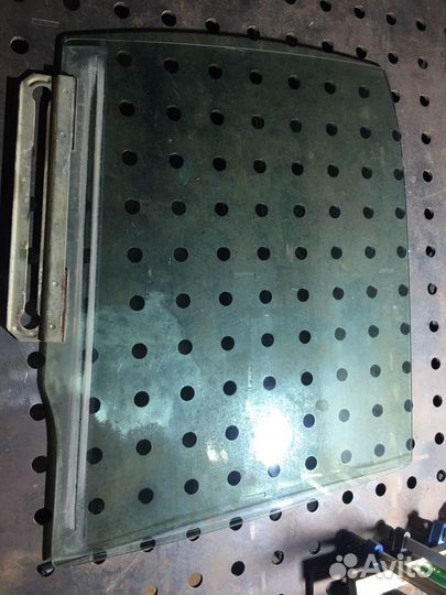 Продам стёкла (задних дверей) Mazda Familia