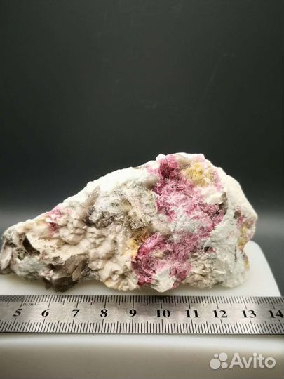 Турмалин (рубеллит), лепидолит, кварц. Малхан