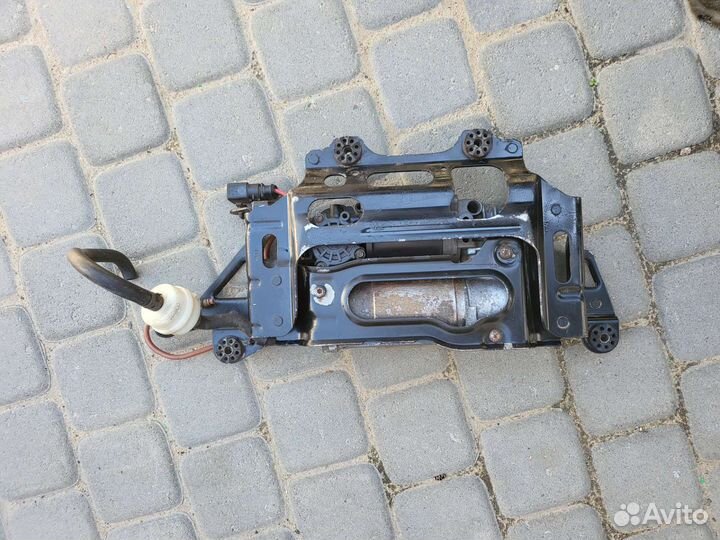 Мало б.у насос подкачки подвески Audi A8 D4