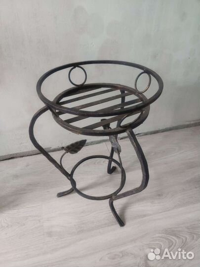 Подставка под цветы металлическая