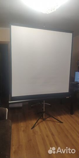 Экран для проектора на штативе Lumien